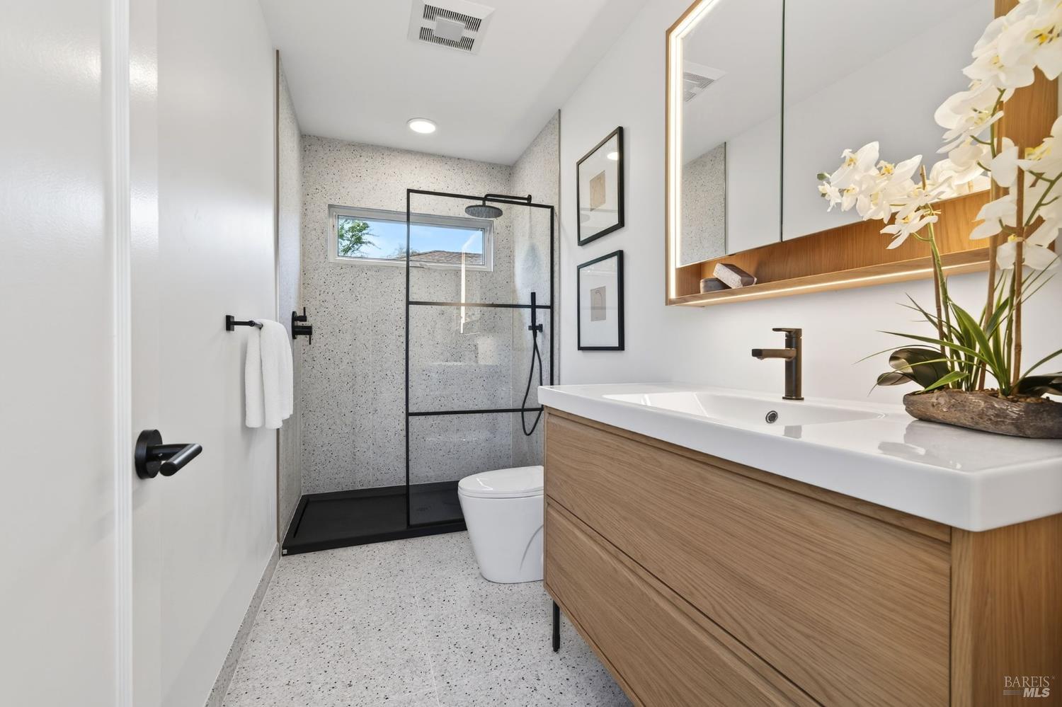 2034 Augustan Avenue Santa Rosa, CA 95404 - Photo 25 of 29 Primary ensuite bathroom