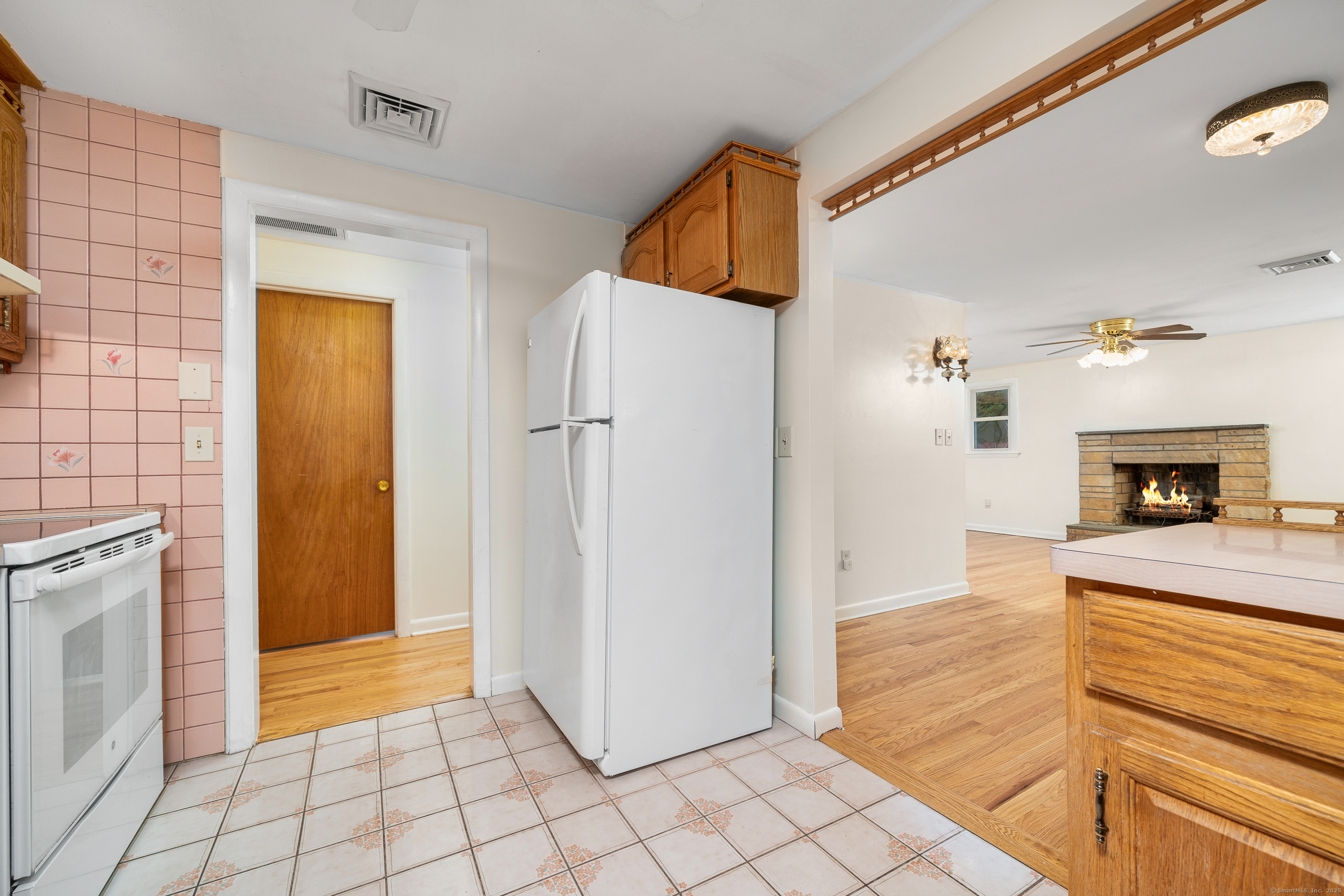 110 Coles Road Cromwell, CT 06416 - Photo 20 of 40 a view of kitchen and living room