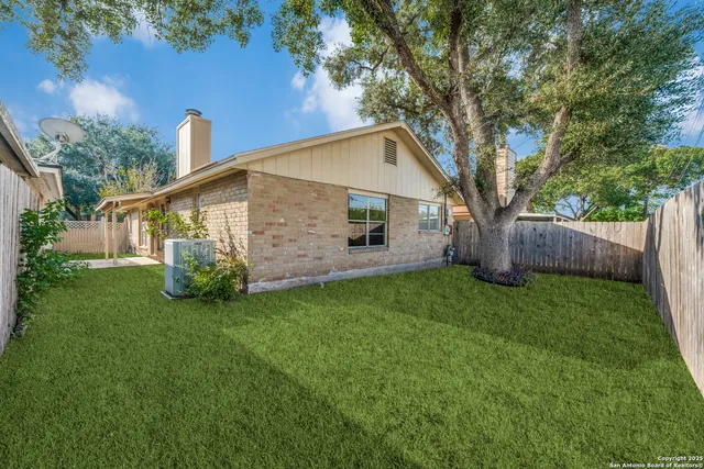 a view of a house with backyard and garden