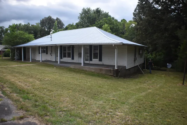 $98,500 | 141 Maple Street, Linden, TN 37096