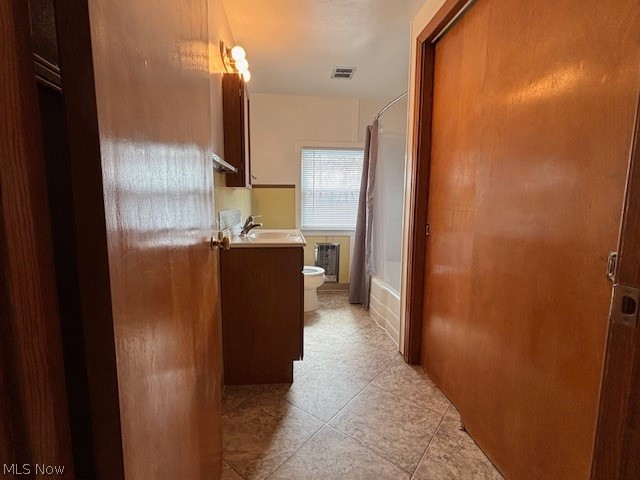 11146 Cadiz Road Cambridge, OH 43725 - Photo 4 of 28 Second floor full bath with tub and shower combo