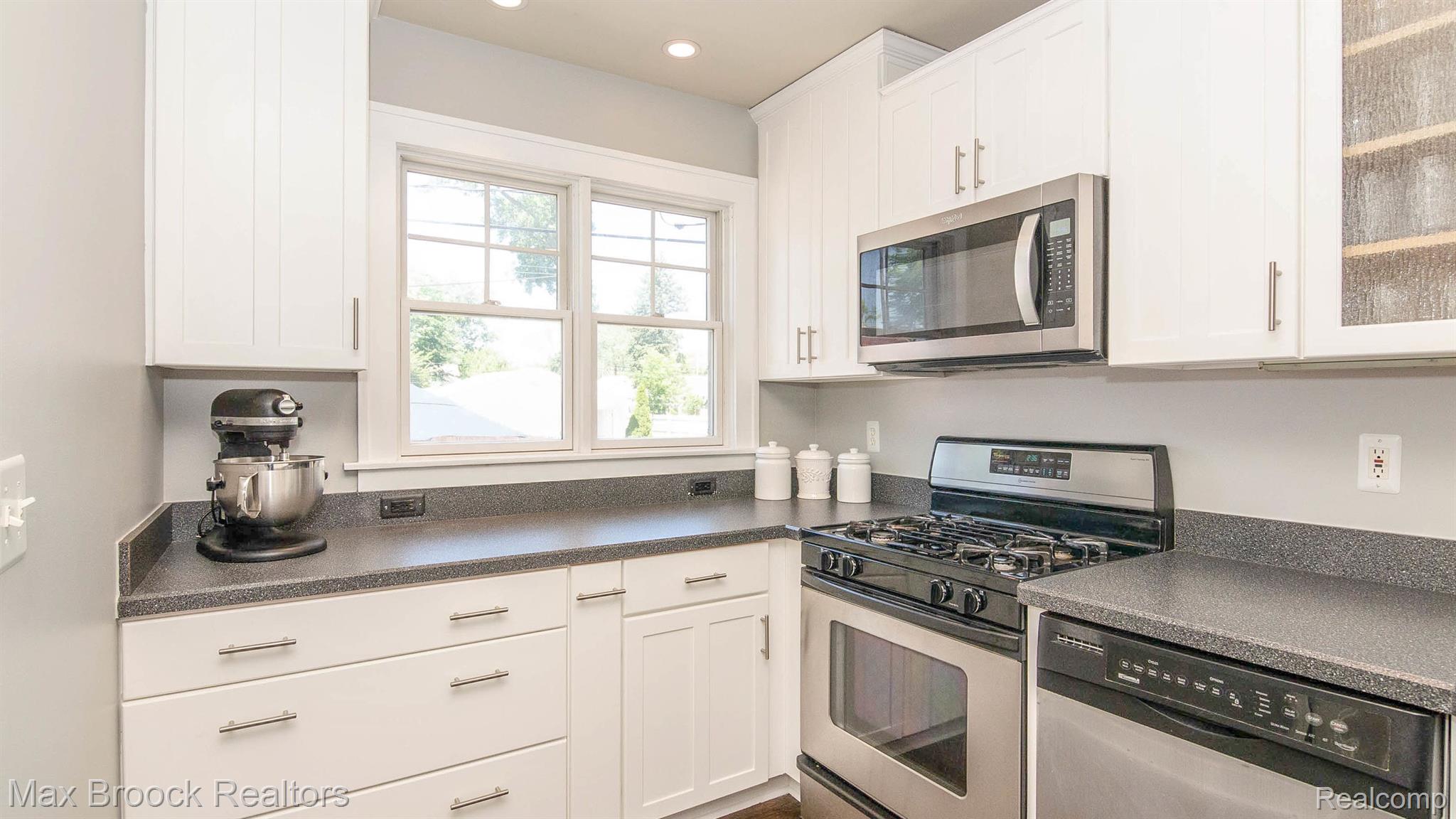121 Woodside Road Royal Oak, MI 48073 - Photo 14 of 49 Gallery Image 14