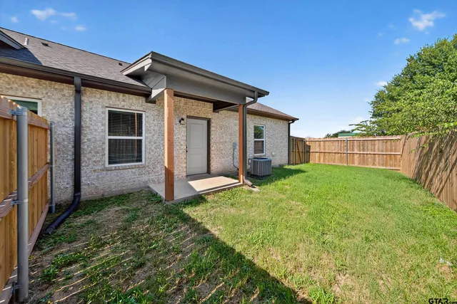 a view of a house with backyard and porch