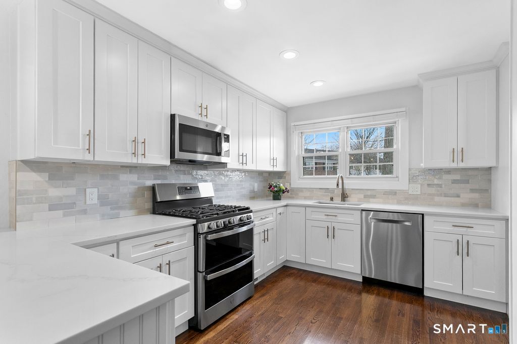 245 Unquowa Road, Unit 2 Fairfield, CT 06824 - Photo 2 of 25