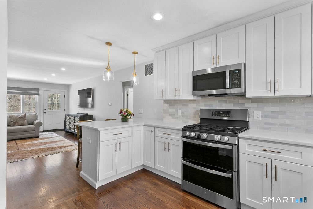 245 Unquowa Road, Unit 2 Fairfield, CT 06824 - Photo 3 of 25