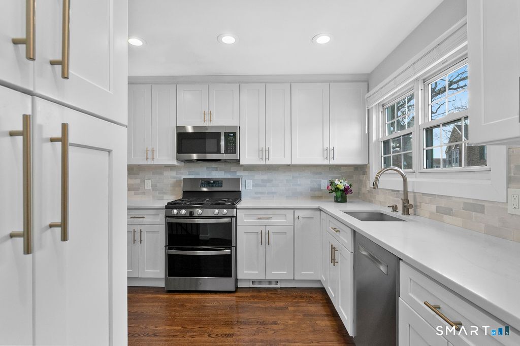 245 Unquowa Road, Unit 2 Fairfield, CT 06824 - Photo 5 of 25