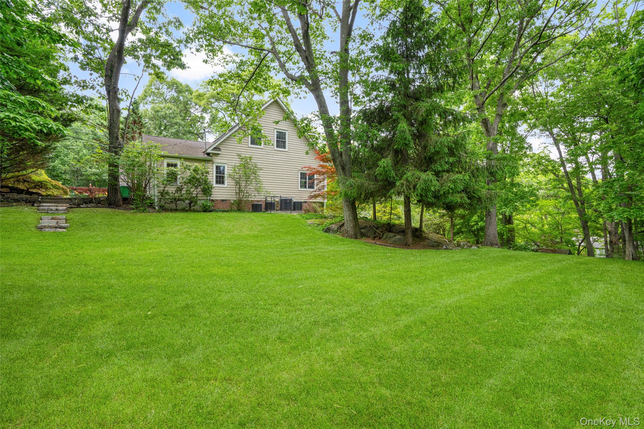 32 Country Road Mamaroneck, NY 10543 - Photo 31 of 35 Lush, flat backyard
