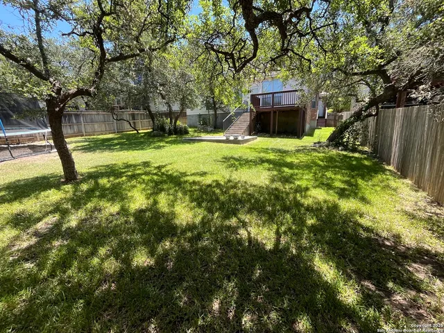 a view of front of a house with a yard