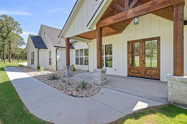 a view of a house with porch and garden