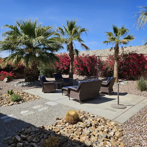 a lots of tables and chairs in a room