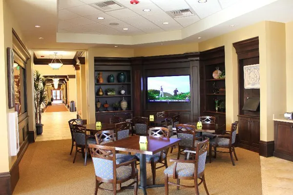 a lots of tables and chairs in a room