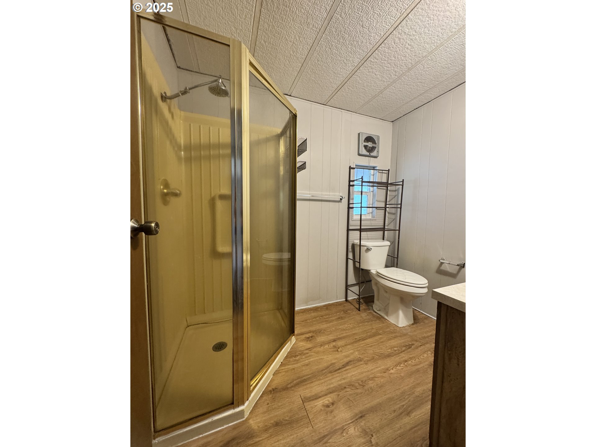 5660 Daisy Street, Unit 44 Springfield, OR 97478 - Photo 22 of 33 Bathroom