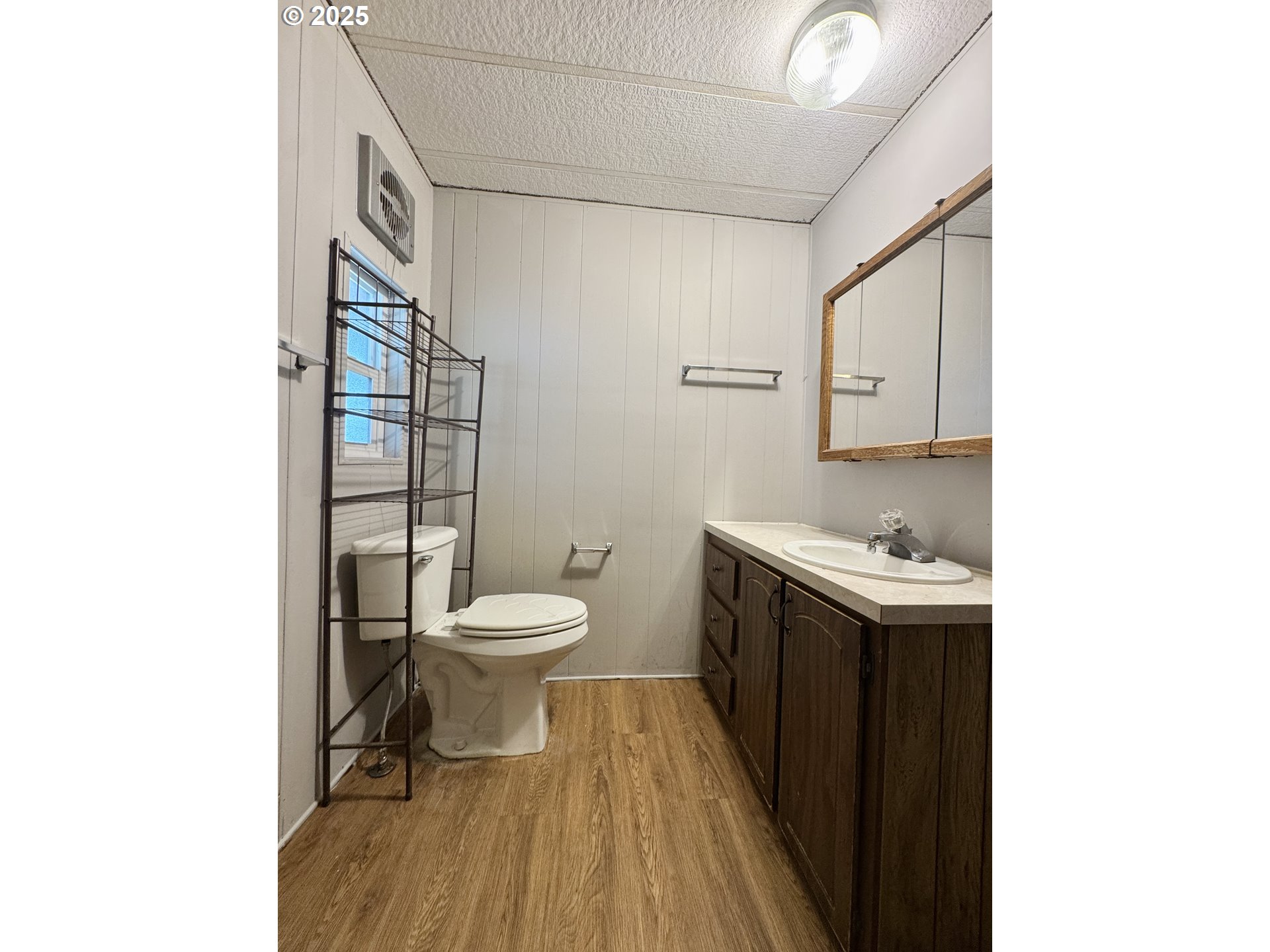 5660 Daisy Street, Unit 44 Springfield, OR 97478 - Photo 23 of 33 Bathroom