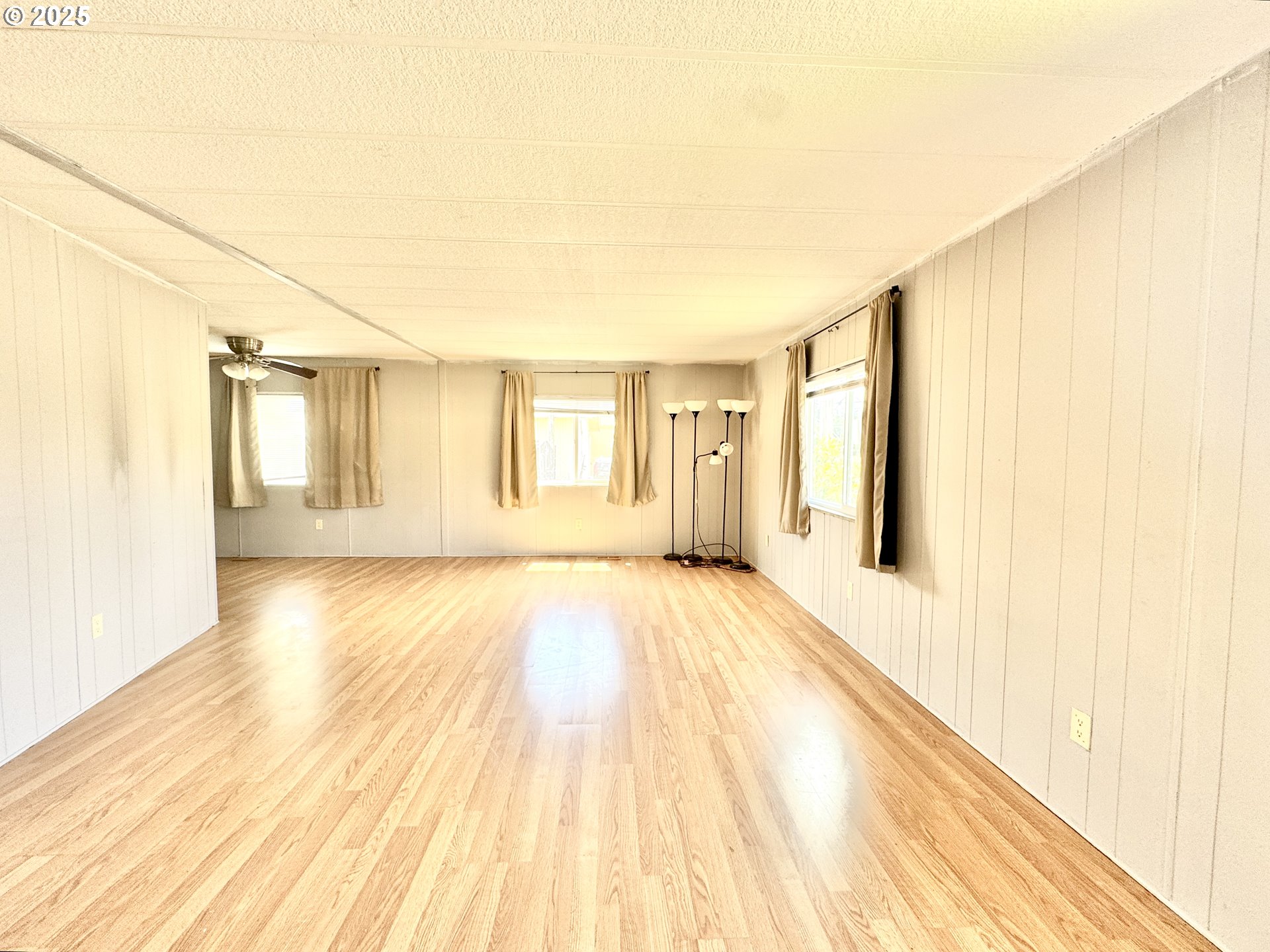 5660 Daisy Street, Unit 44 Springfield, OR 97478 - Photo 10 of 33 Living Room