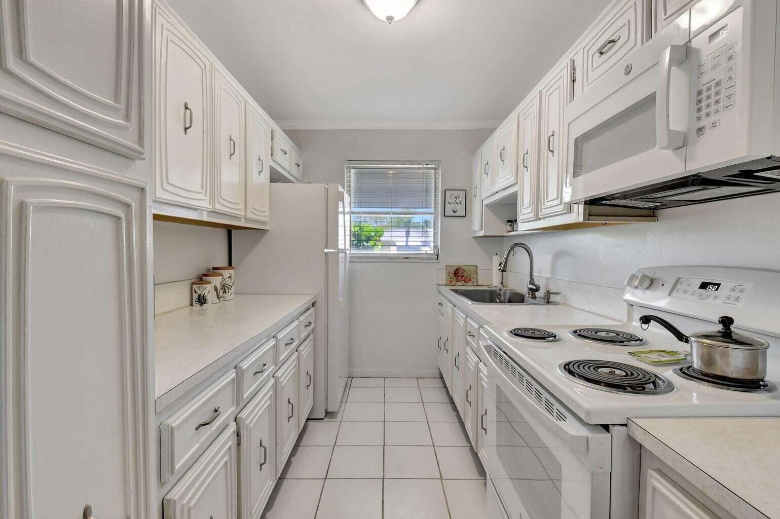 170 High Point Terrace East, Unit B Delray Beach, FL 33445 - Photo 6 of 24 20250315154850574447000000-o (1)