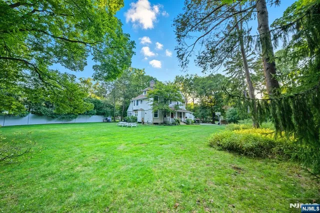 a view of a back yard