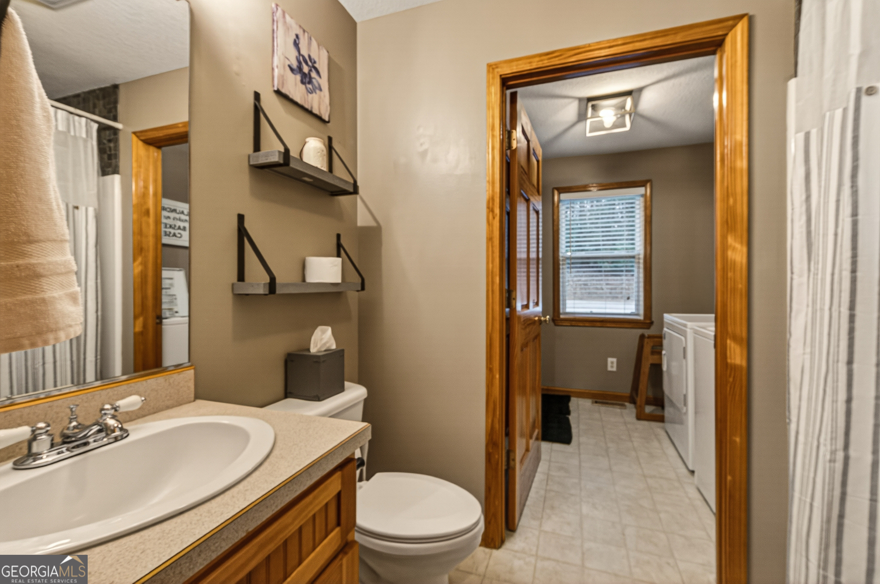 697 Zeppelin Strasse Helen, GA 30545 - Photo 20 of 56 a bathroom with a toilet a sink and a mirror