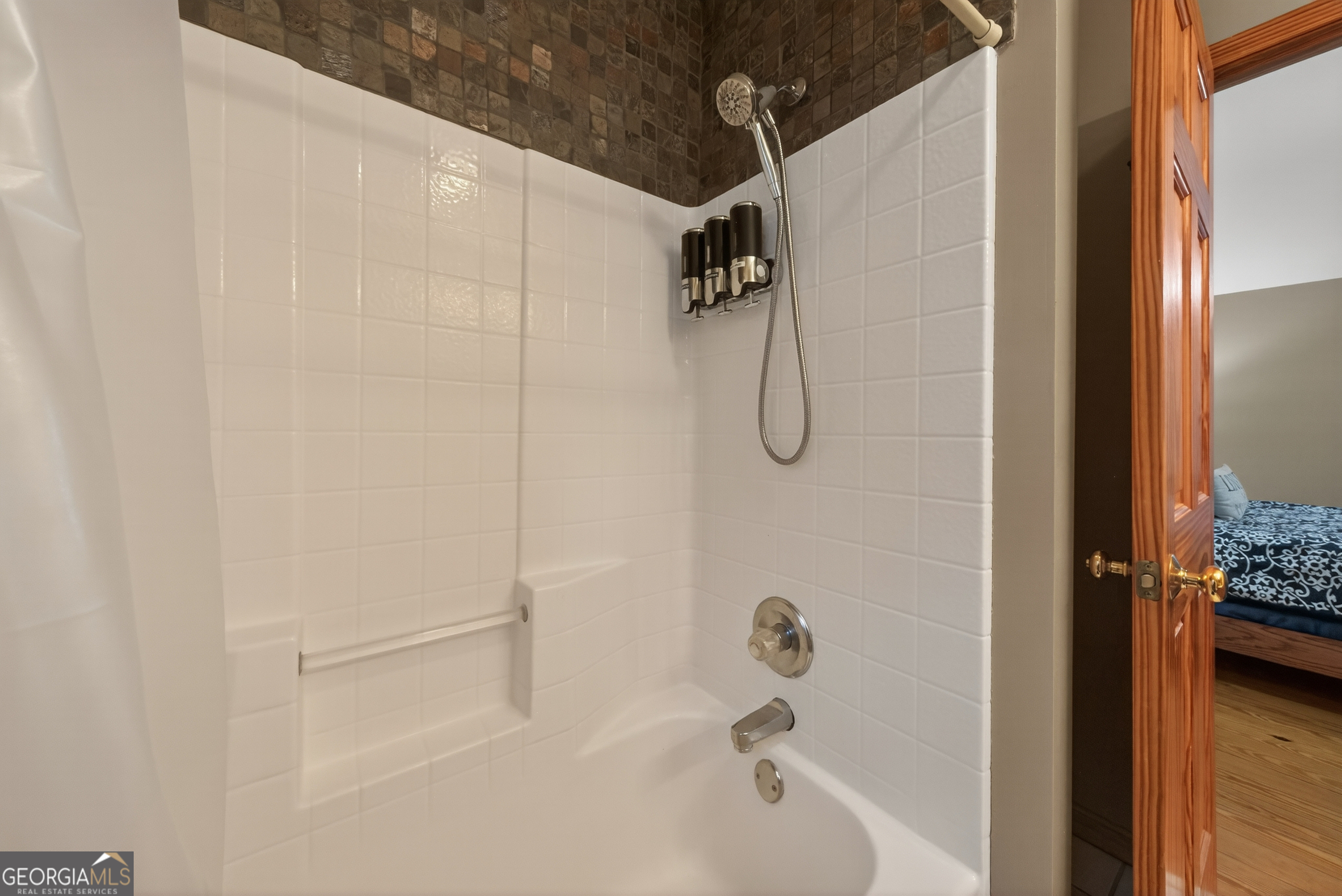 697 Zeppelin Strasse Helen, GA 30545 - Photo 30 of 56 a bathroom with a bath tub