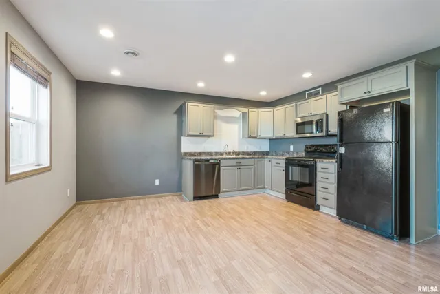 $209,900 | 1992 Golden Eagle Drive, Dubuque, IA 52001