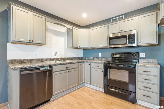 $209,900 | 1992 Golden Eagle Drive, Dubuque, IA 52001