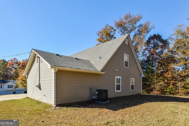 a view of a house with a yard