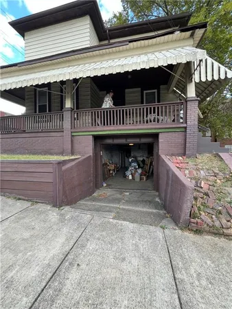a view of a entrance door of the house