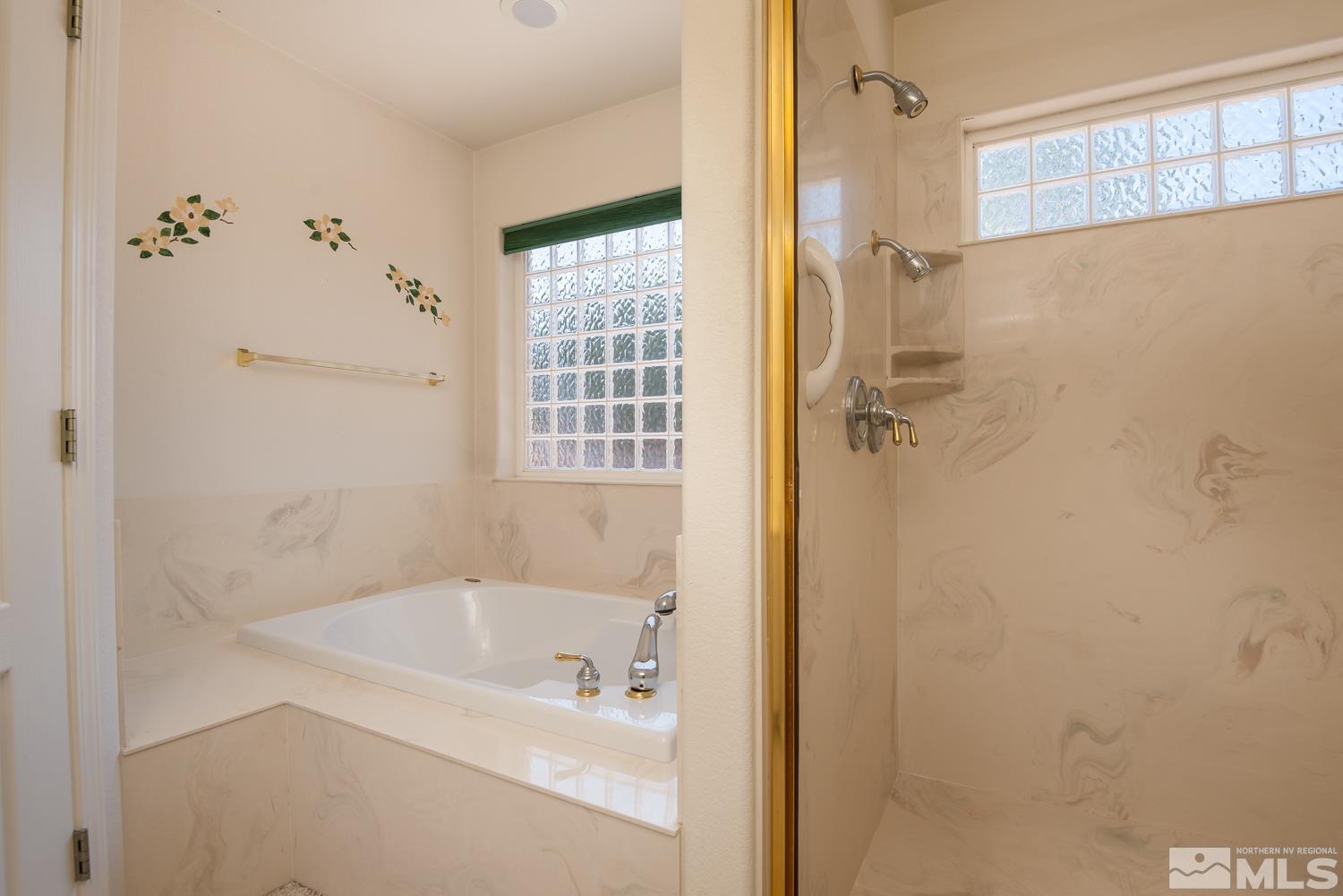 877 Longleaf Place Minden, NV 89423 - Photo 23 of 39 a bathroom with a bathtub