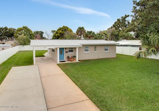 a view of house with a yard