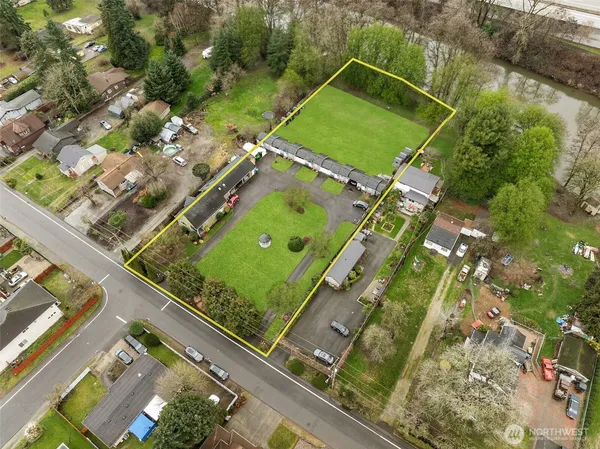 an aerial view of a tennis ground