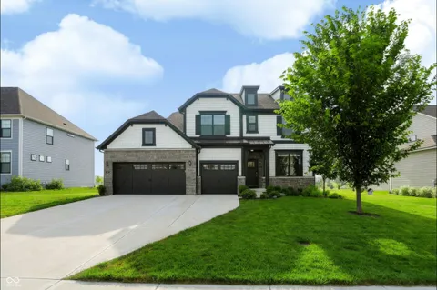 $825,000 | 5341 Peachtree Road, Zionsville, IN 46077