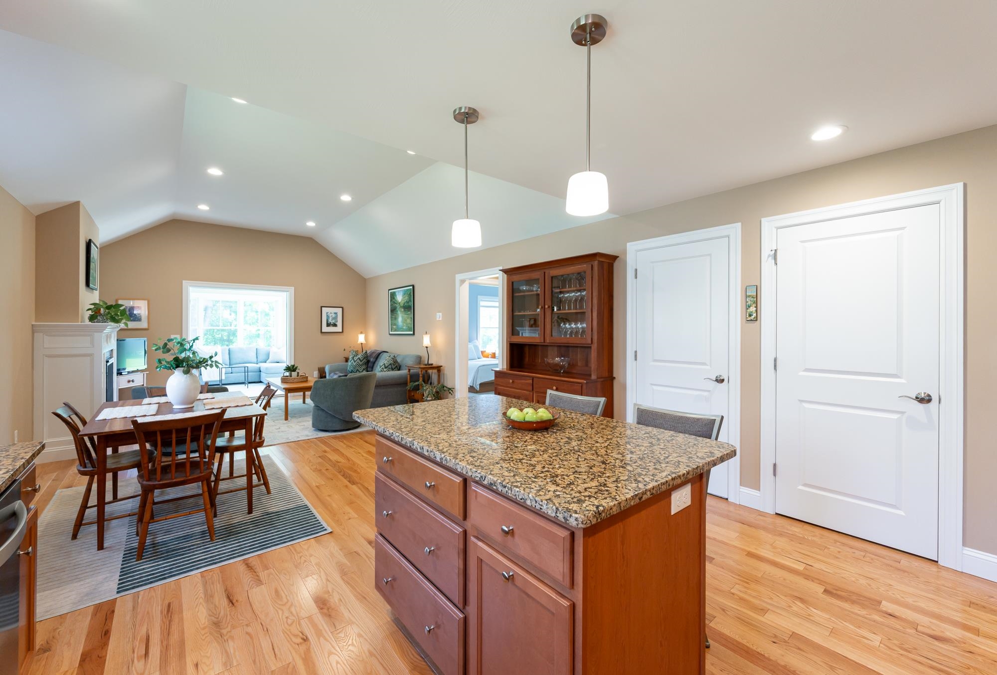 3 Paddock Circle, Unit 14 Nashua, NH 03062 - Photo 9 of 52