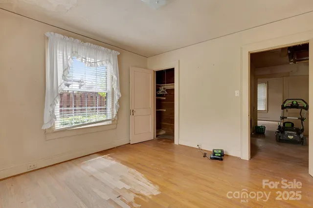 a view of a yard in front of house