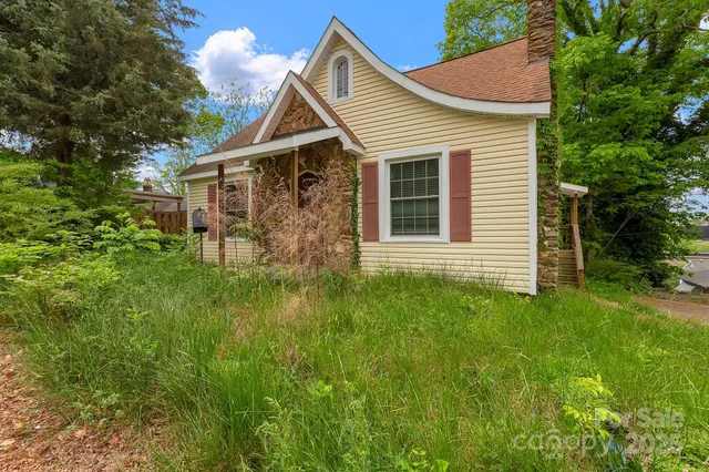 a view of a house with backyard