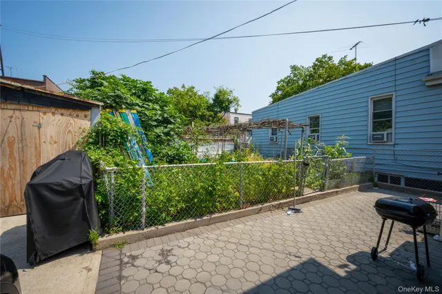 a view of a backyard