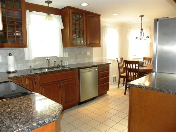 53 Mayflower Road Springfield, MA 01118 - Photo 4 of 26