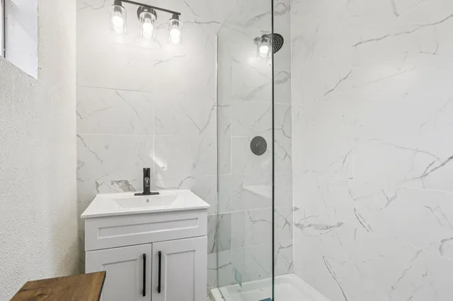 $2,900 | 385 Alta Vista Drive, Bastrop, TX 78602