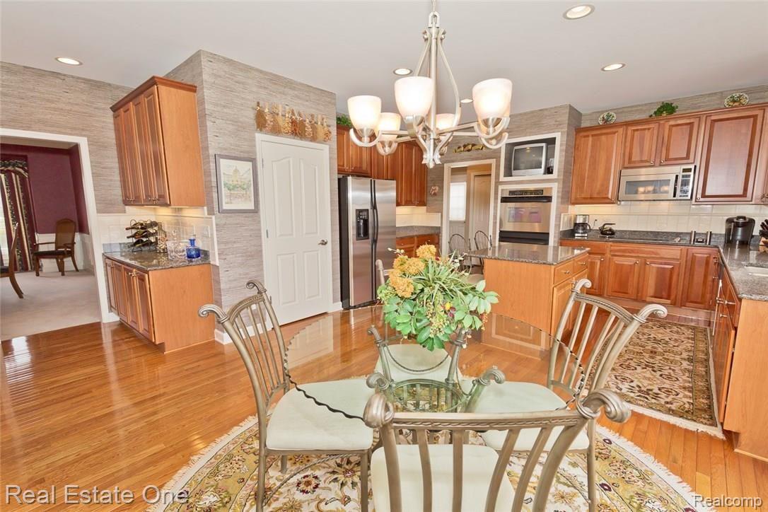 5688 Stonehaven Boulevard Rochester, MI 48306 - Photo 19 of 69 Breakfast nook in kitchen