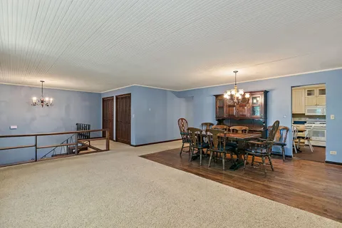 $405,000 | 2 Summit Avenue, East Dundee, IL 60118