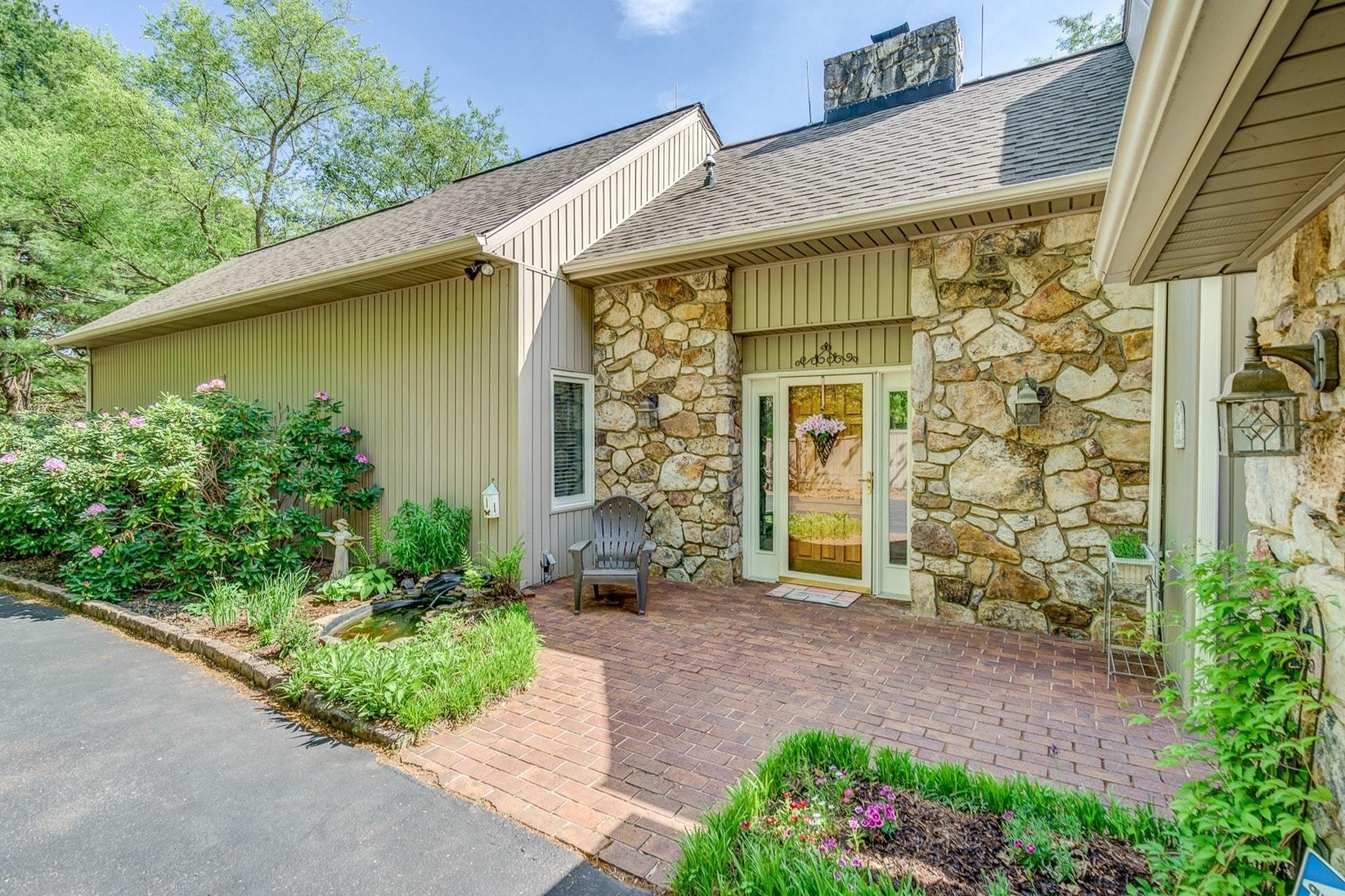 6024 Poage Valley Road Roanoke, VA 24018 - Photo 3 of 43 004-310735-6024 Poage Valley Road 04_766
