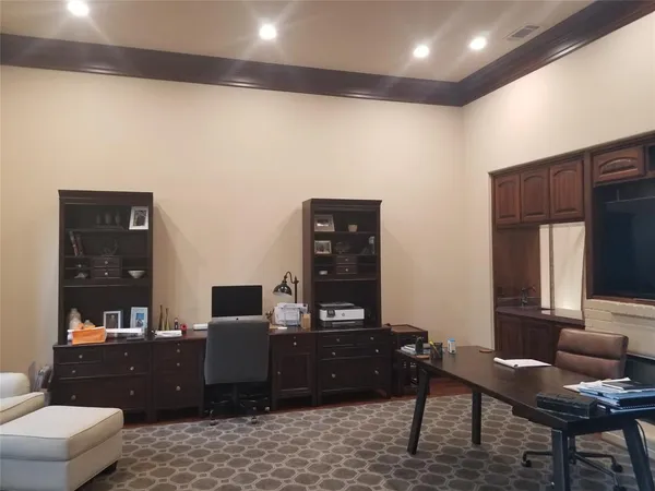 a view of a livingroom with furniture