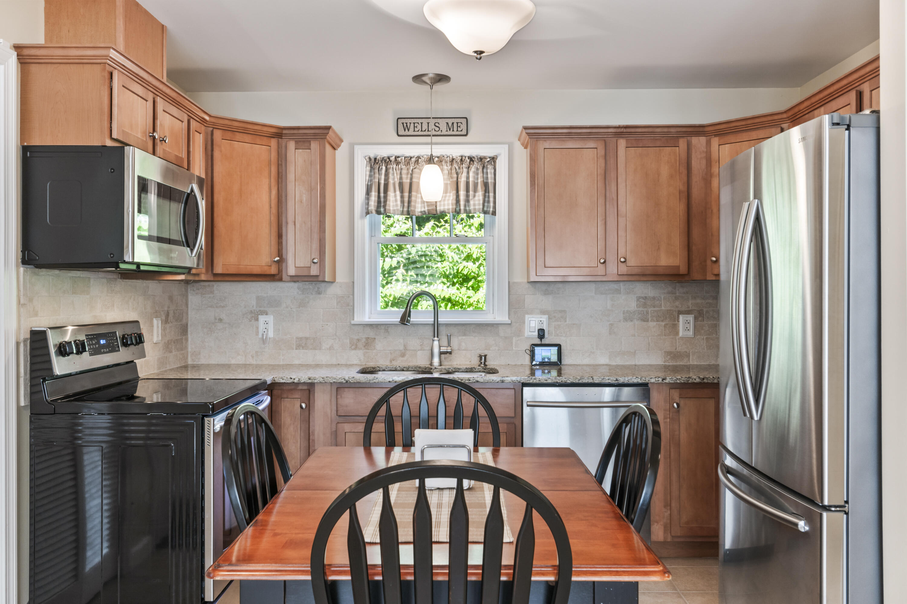 35 Barefoot Cottage Road, Unit 105 Wells, ME 04090 - Photo 5 of 26 dining area