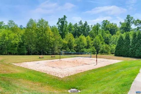 a view of a yard with a house