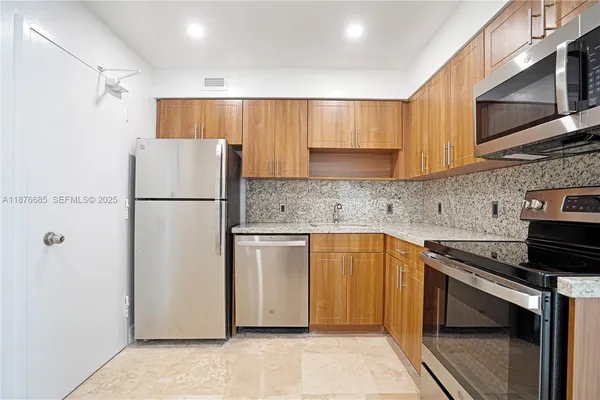 $3,950 | 5101 Collins Avenue, Unit 14T, Miami Beach, FL 33140