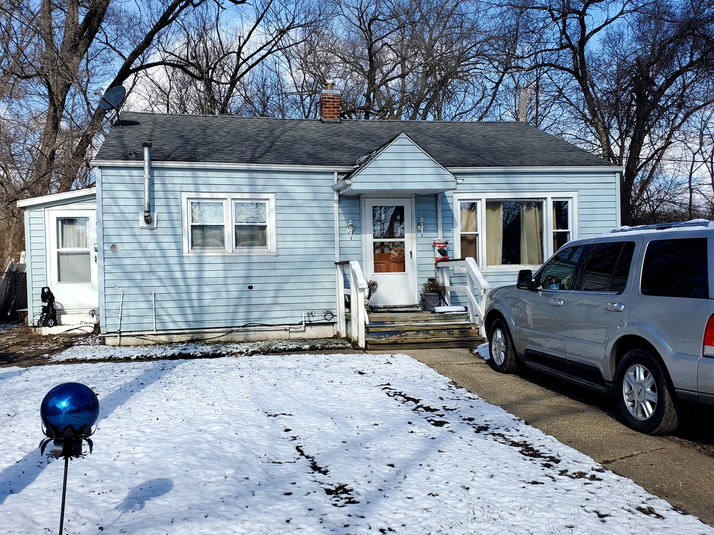 316 1/2 Prairie Street Ottawa, IL 61350 - Photo 1 of 13 a view of a car parked in front of a house