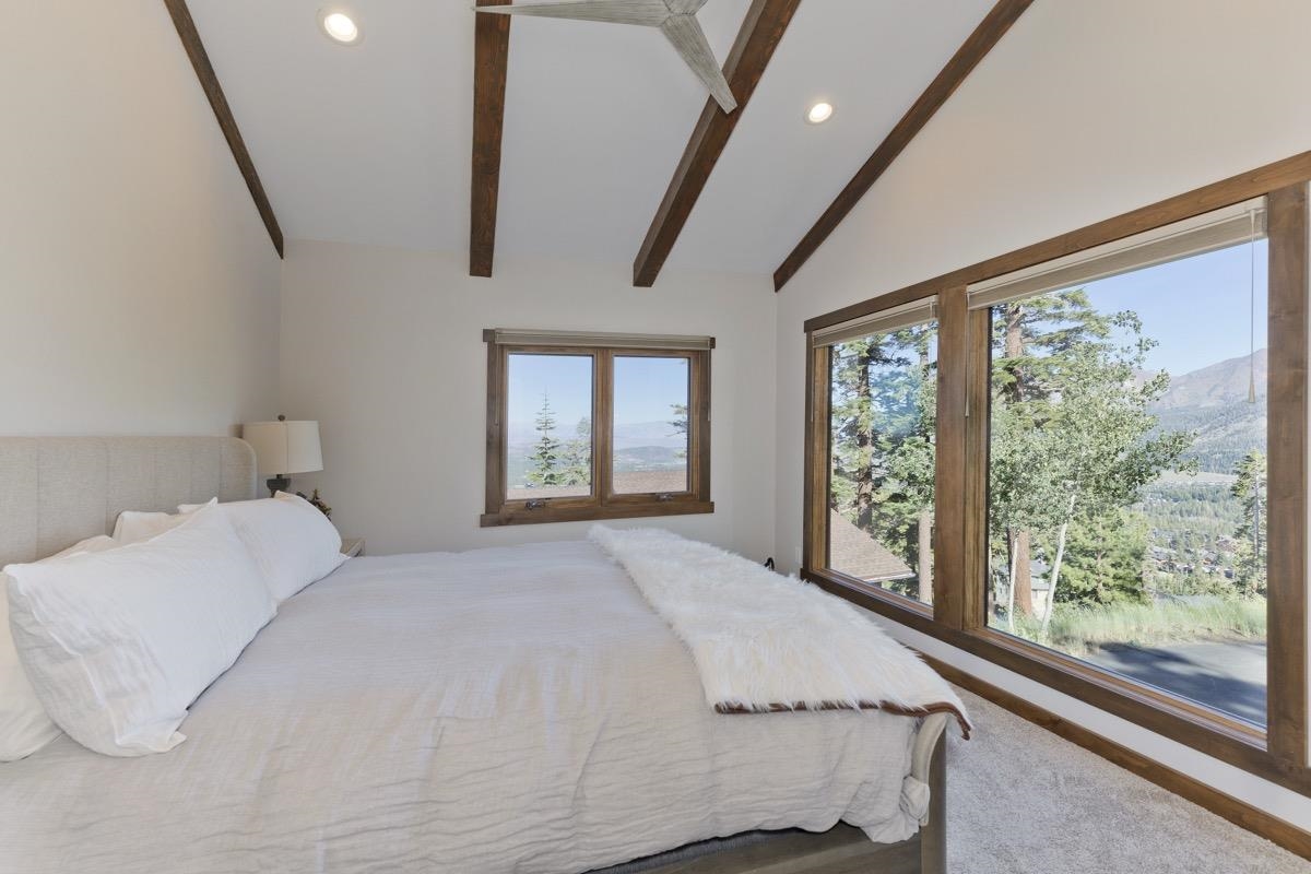 670 John Muir Road, Unit 1 Mammoth Lakes, CA 93546 - Photo 21 of 50 Carpeted bedroom with recessed lighting
