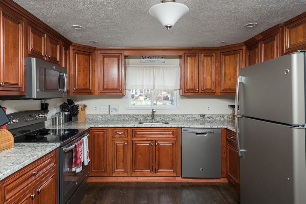 357 Phillips Street Hanson, MA 02341 - Photo 3 of 39