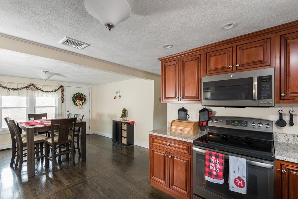 357 Phillips Street Hanson, MA 02341 - Photo 6 of 39