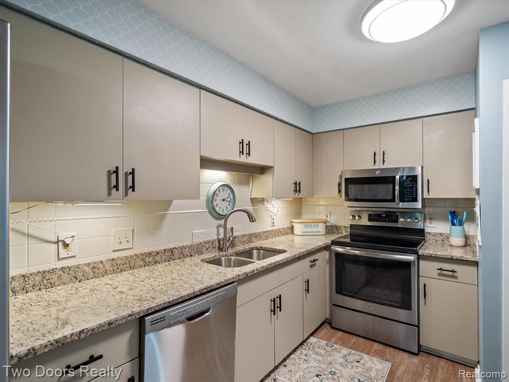 720 Eton Court Rochester Hills, MI 48307 - Photo 18 of 41