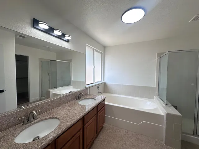 $2,600 | 5491 West Ashcroft Avenue, Fresno, CA 93722