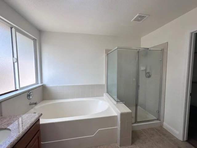 $2,600 | 5491 West Ashcroft Avenue, Fresno, CA 93722